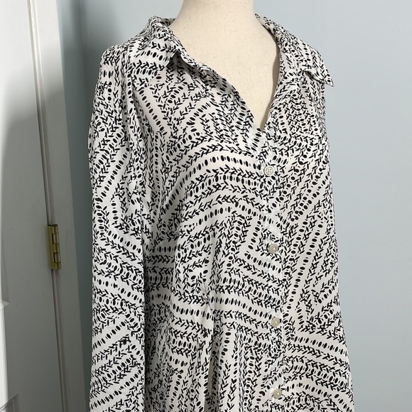 Cabi Black White Print Split Back Button Down Blouse size M - Picture 4 of 9